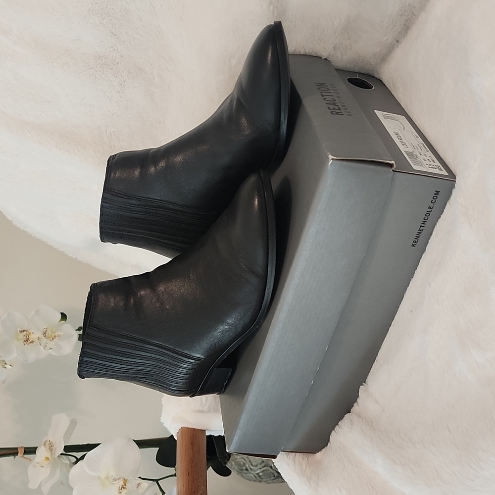Kenneth Cole Reaction Loop Round Women's Ankle Booties; 8.5M